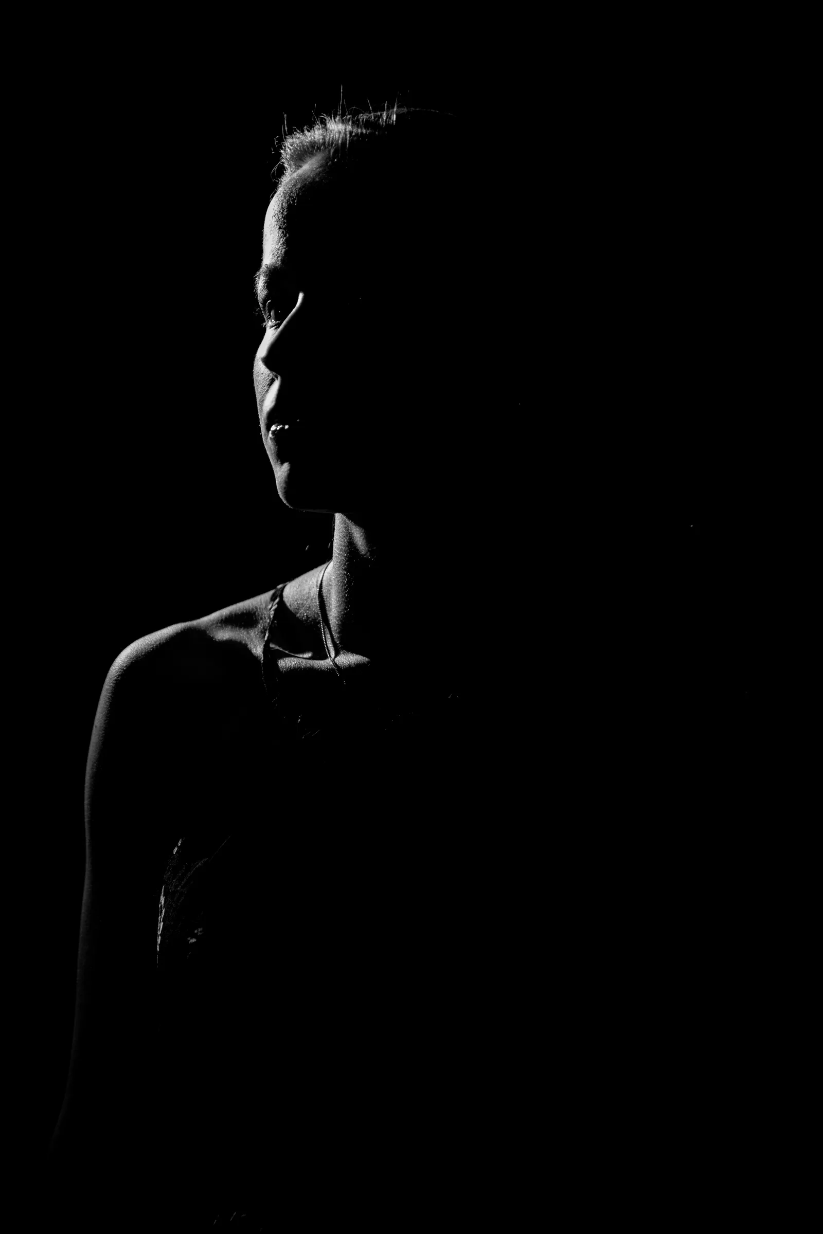 Mingl als Silhouette im Atelierlicht